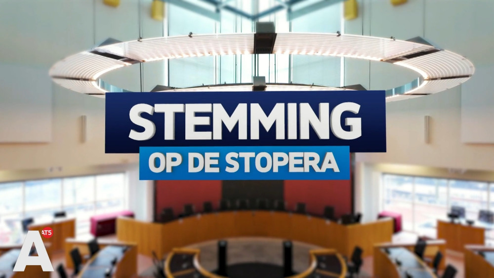 Atmosphere at the Stopera: new council installed, debate on scout's report