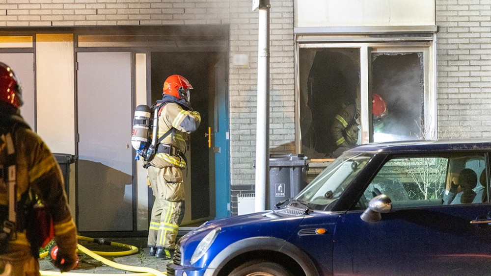 Drie gewonden bij nachtelijke brand in woning in Geuzenveld