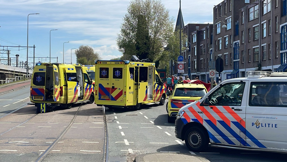 Scooterrijder overleden na aanrijding met vrachtwagen vlak bij Haarlemmerplein
