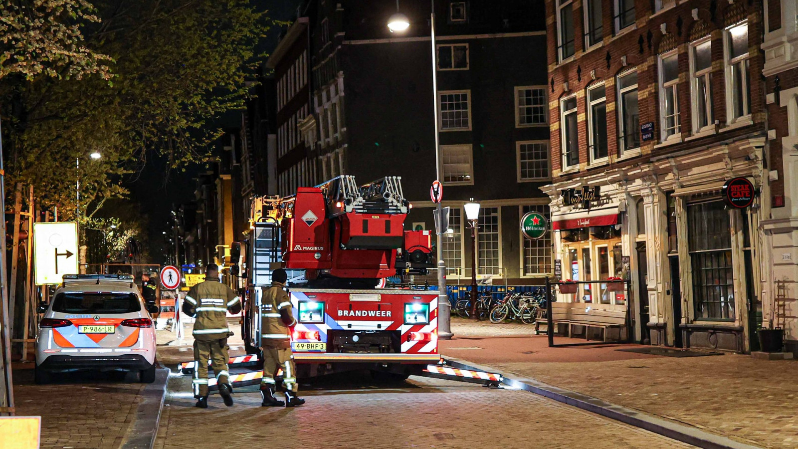 16-jarig meisje overleden na val uit woning bij Nieuwmarkt