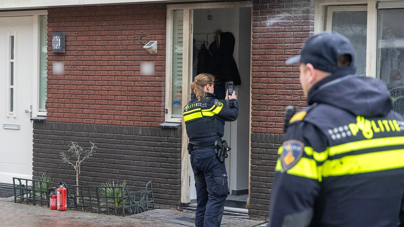 Twee aanhoudingen na explosie bij voordeur van woning in Noord