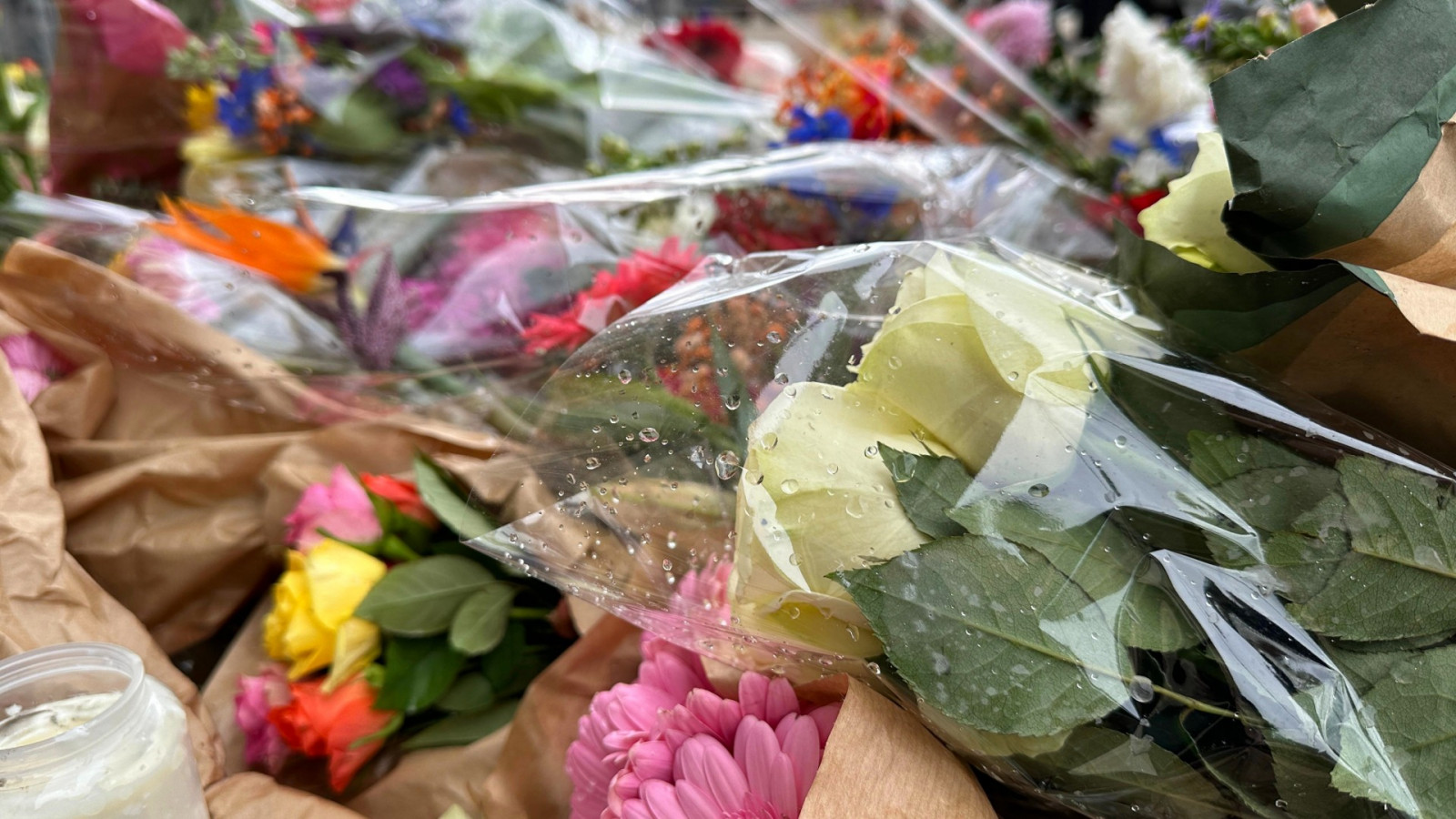 Bloemen voor overleden meisje (16) op Geldersekade