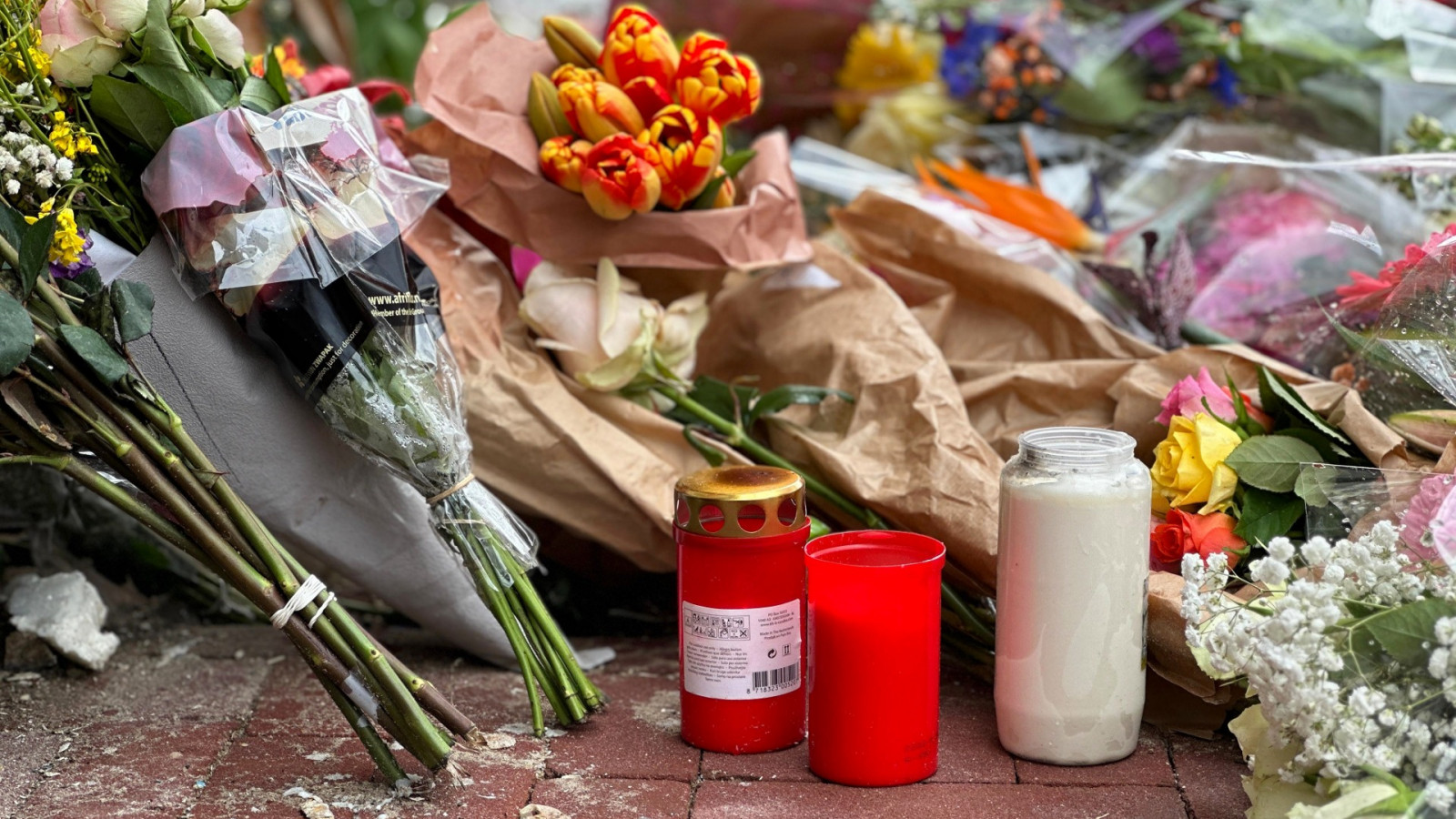 Bloemen voor overleden meisje (16) op Geldersekade