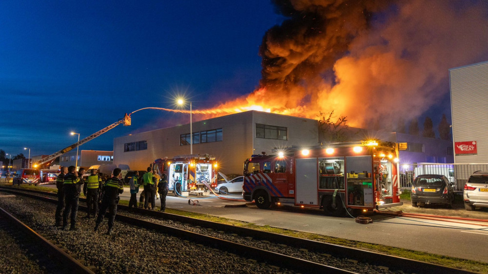 Grote brand bij autobedrijf Westelijk Havengebied nog altijd niet geblust