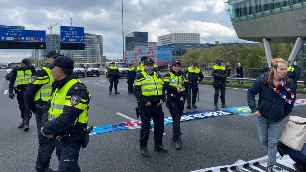 Extinction Rebellion Blokkeert Weer A10 Zuid: "Wereld Redden ...