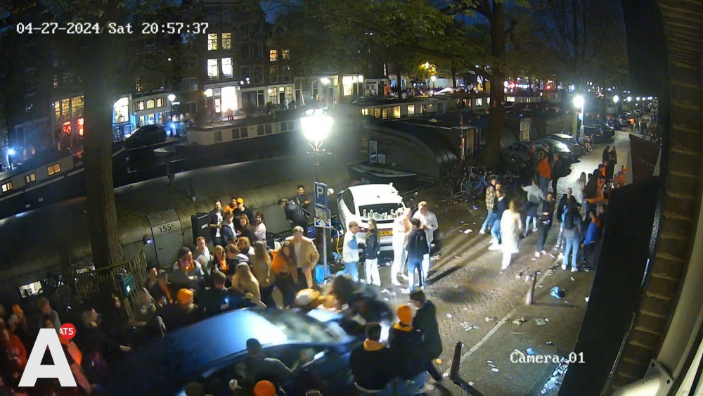 Automobilist rijdt in op groep Koningsdagvierders op Prinsengracht en gaat ervandoor