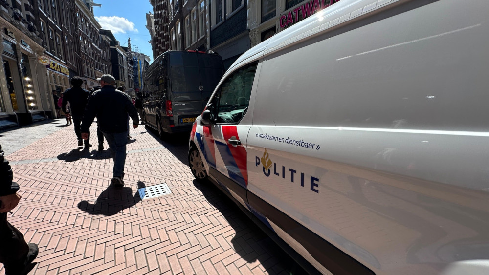 Vrouw (56) in woning op Nieuwendijk door misdrijf om het leven gekomen