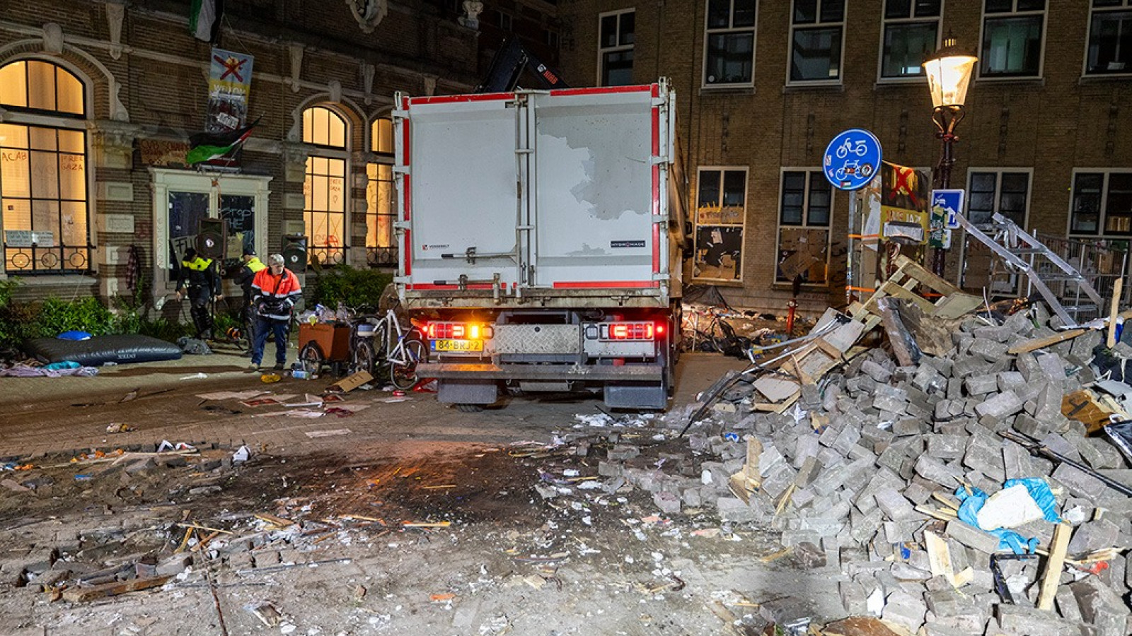 Schoonmakers bij Binnengasthuisterrein 