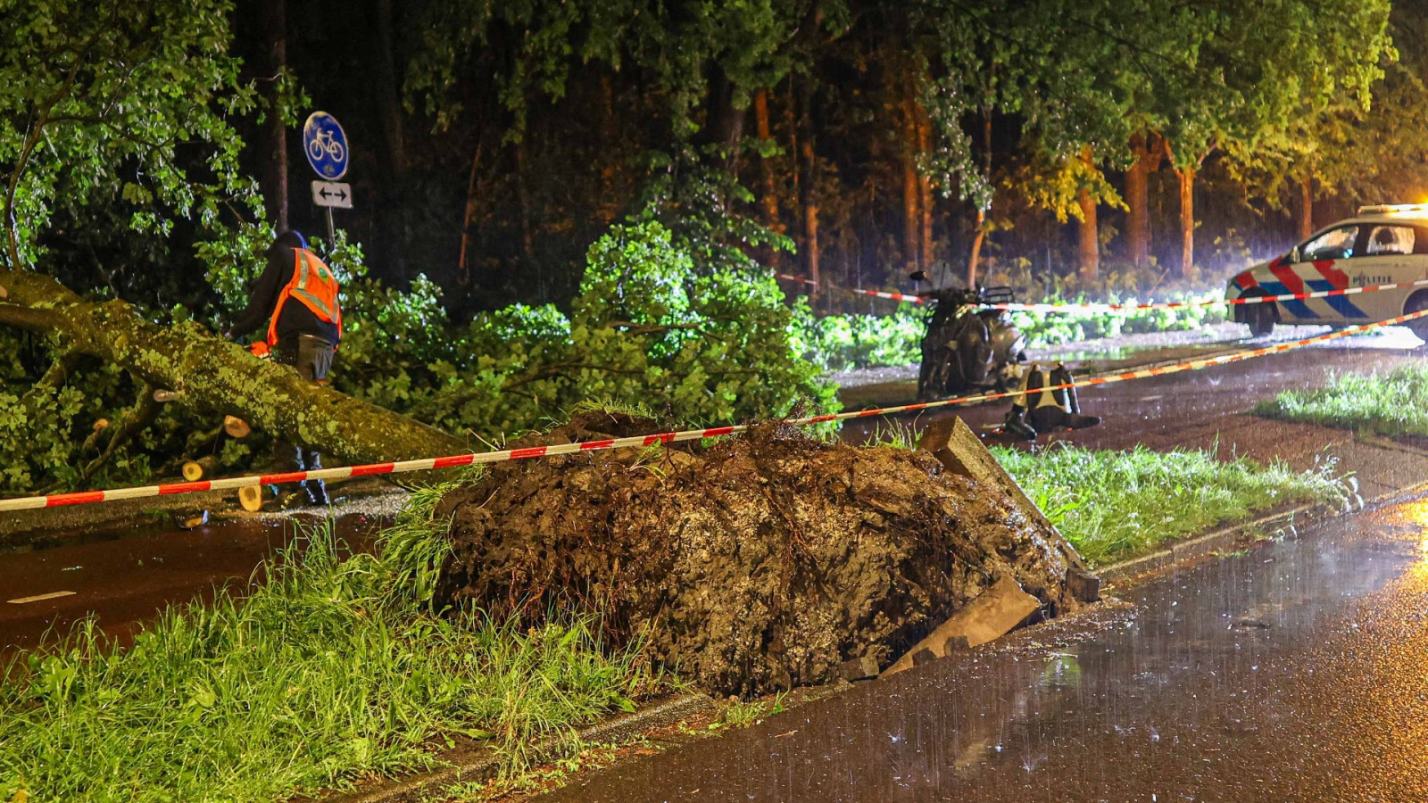 Scooterrijder rijdt tegen boom in Nieuw-West 