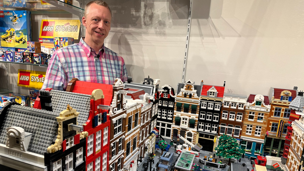 A LEGO artist recreates Amsterdam’s canals in detail