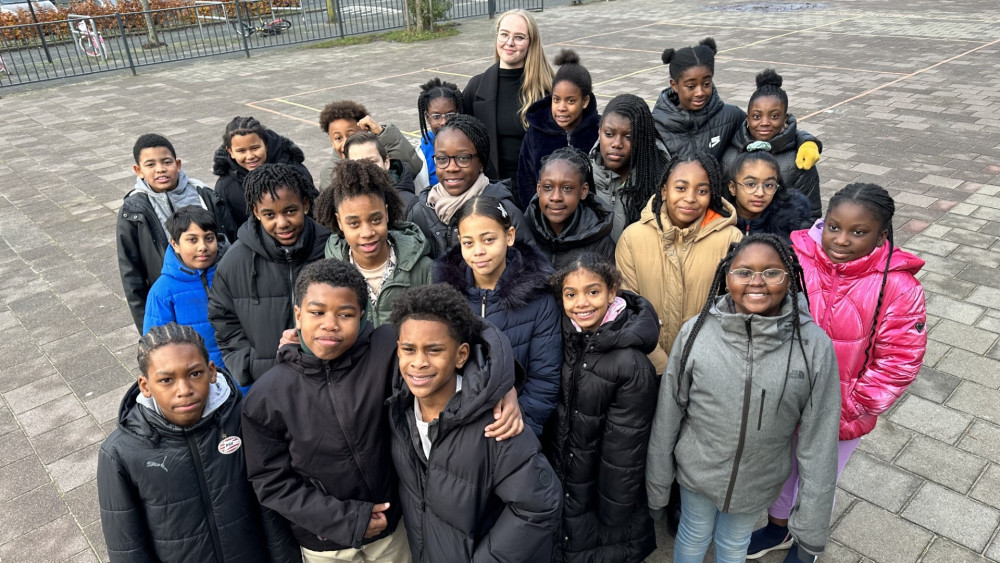 Verslaggevers uit groep 7 en 8 doen onderzoek naar stambomen in Studio Buurtbazen