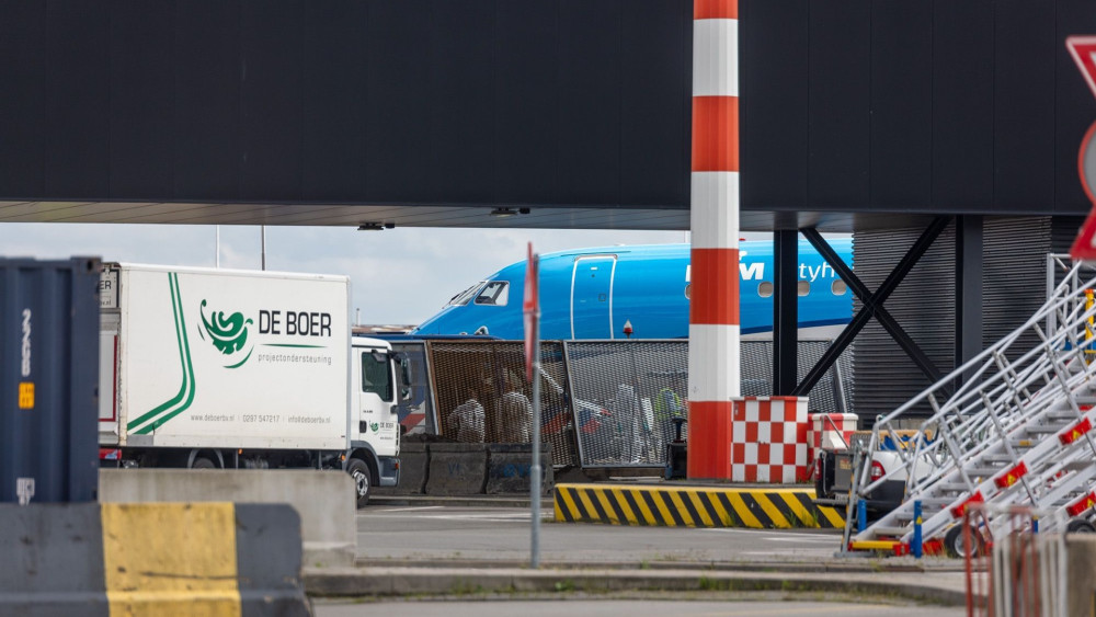 Dying at Schiphol after incident with working plane engine