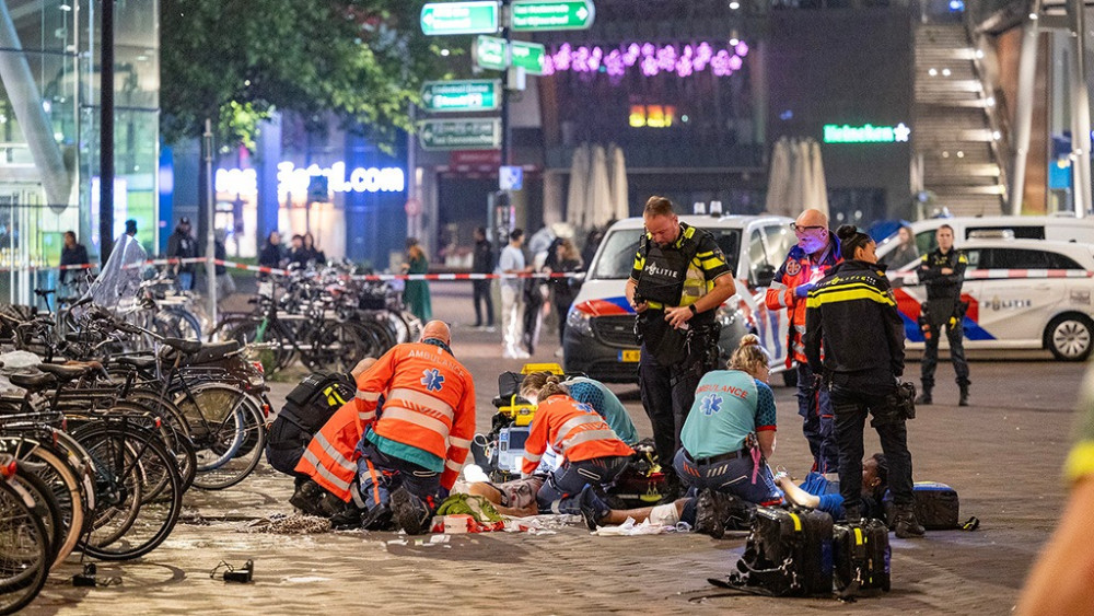 Twee Mannen Gewond Door Schietpartij Voor Bijlmer Arena, Politie Zoekt ...