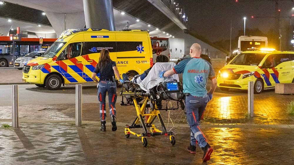 Twee Mannen Gewond Door Schietpartij Voor Bijlmer Arena, Politie Zoekt ...