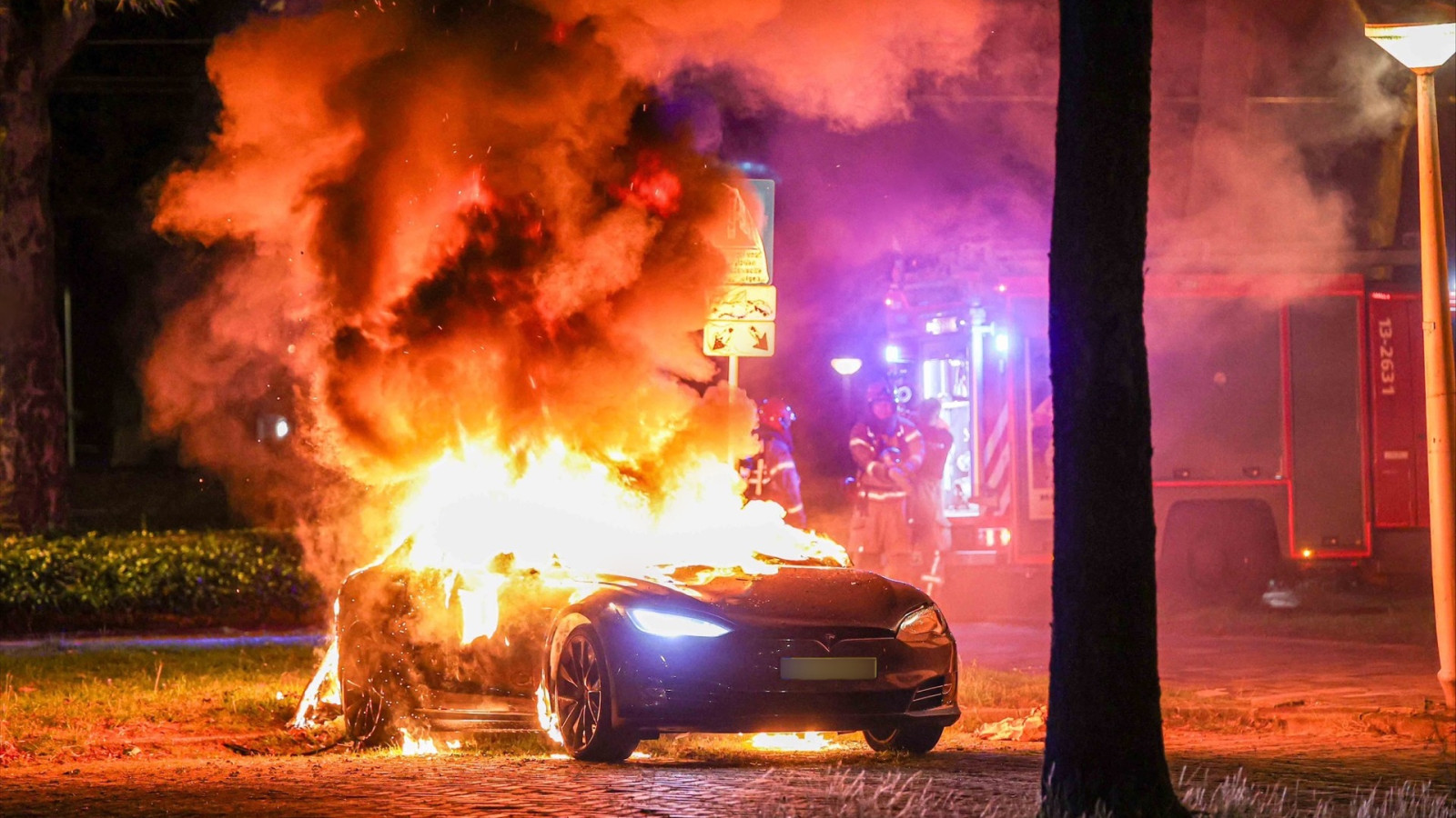 Tesla uitgebrand op Heemstedestraat