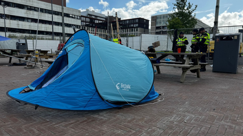 Demonstranten Bij VU Verlaten Tentenkamp Na Waarschuwing Politie - AT5