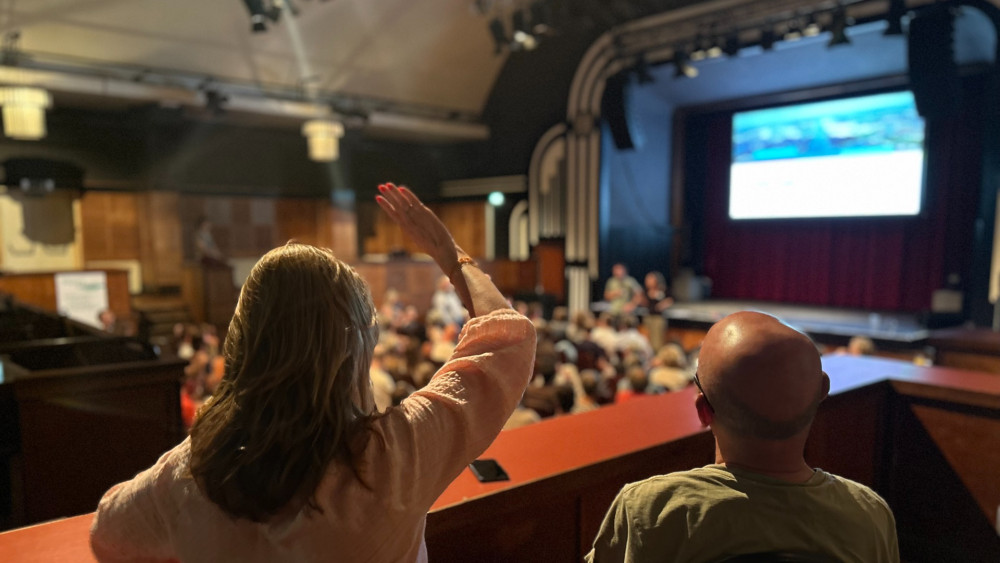 Op bewonersavond in Noord over de kunstmestfabriek krijgen frustraties alle ruimte
