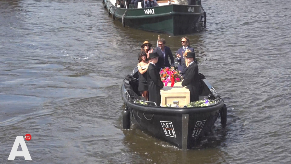 Jan Cremer in sloep naar Zorgvlied, brandweer zorgt voor laatste groet