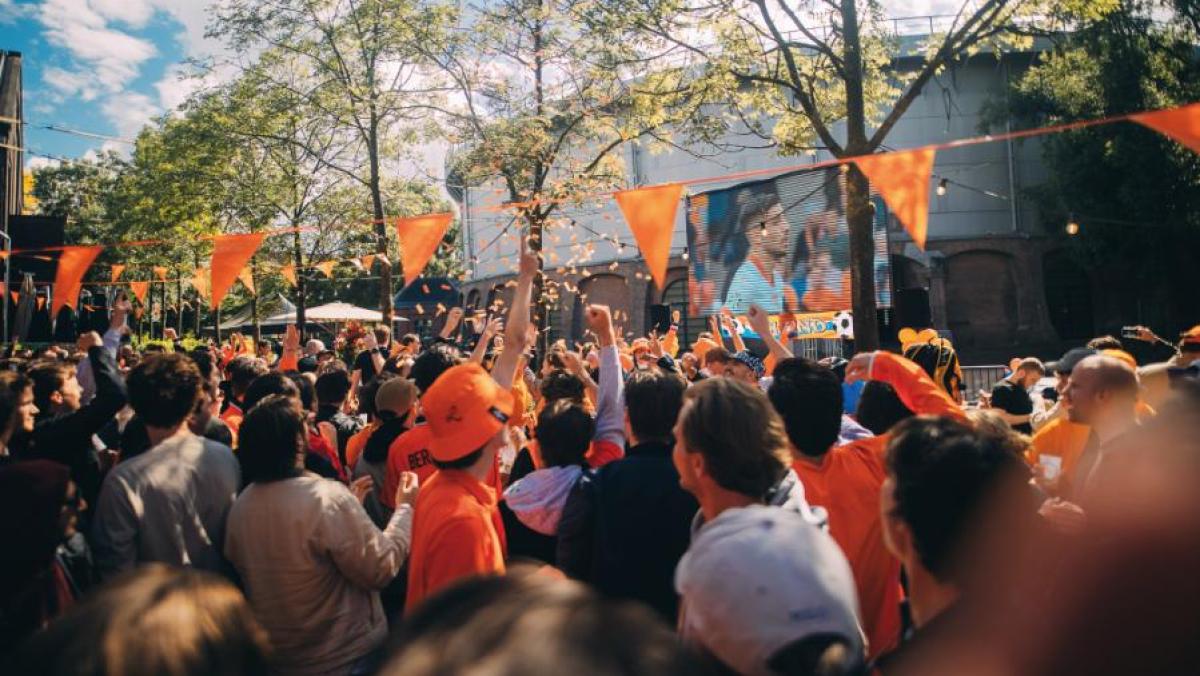 Oranjekoorts in de stad: waar kan je Nederland-Engeland kijken op grote
