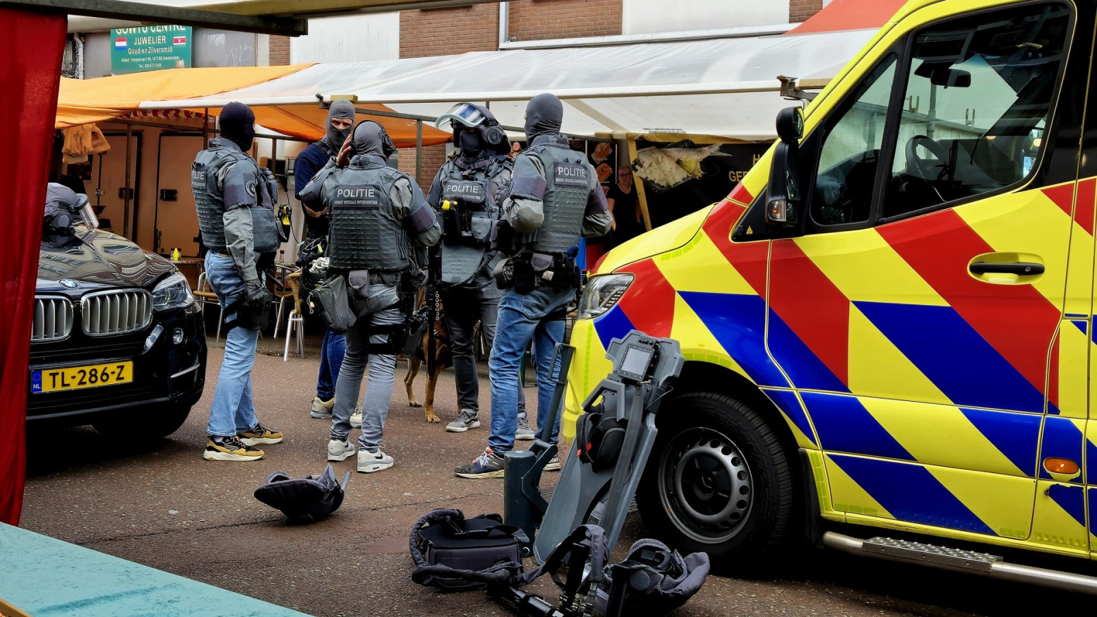 Arrestatieteam in Albert Cuypstraat