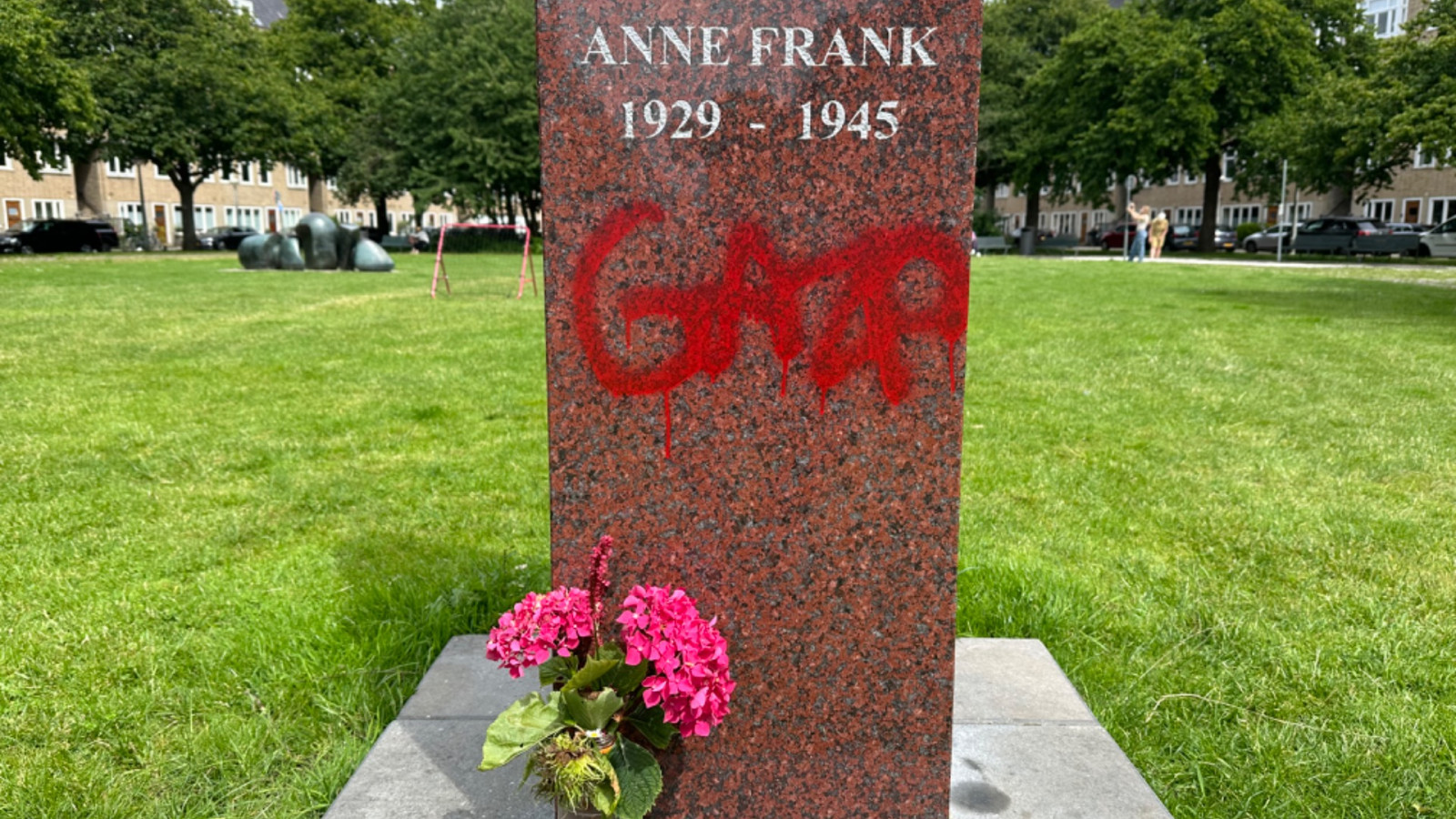 Beeld Anne Frank Merwedeplein beklad