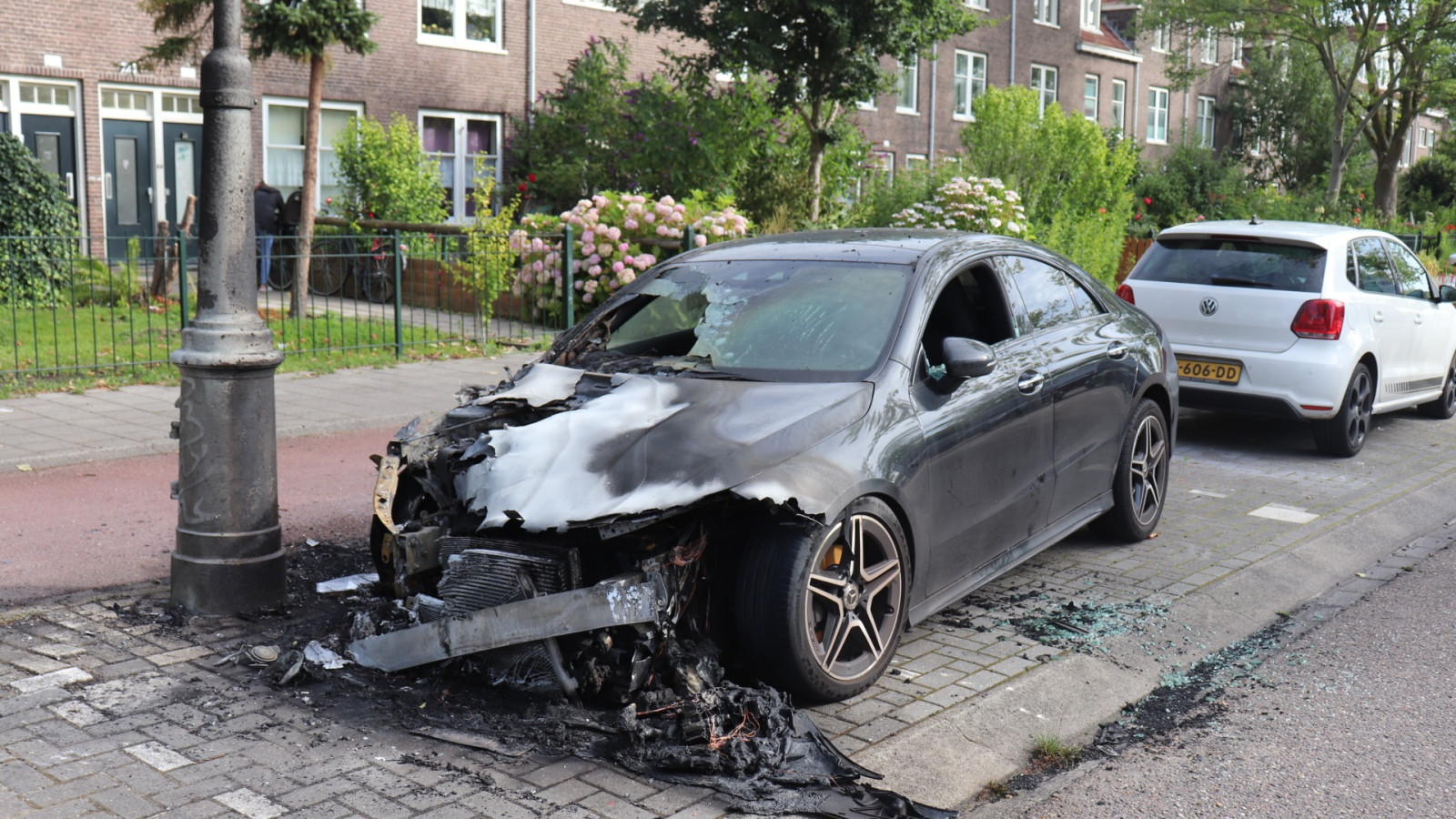 Explosie en autobrand Meeuwenlaan