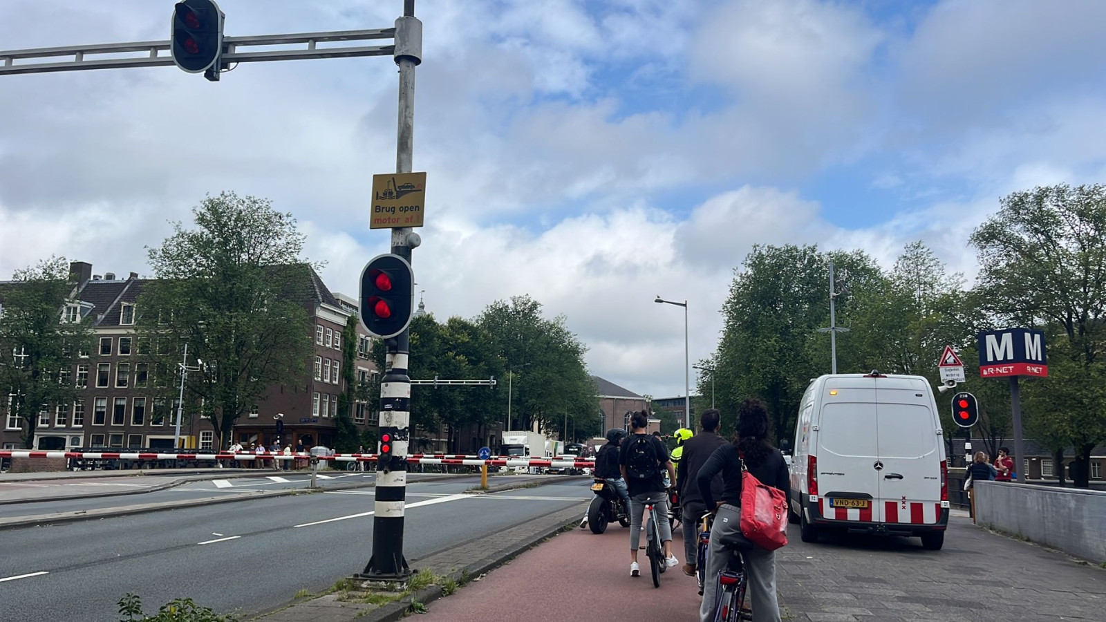 Lange file bij brug Weesperstraat