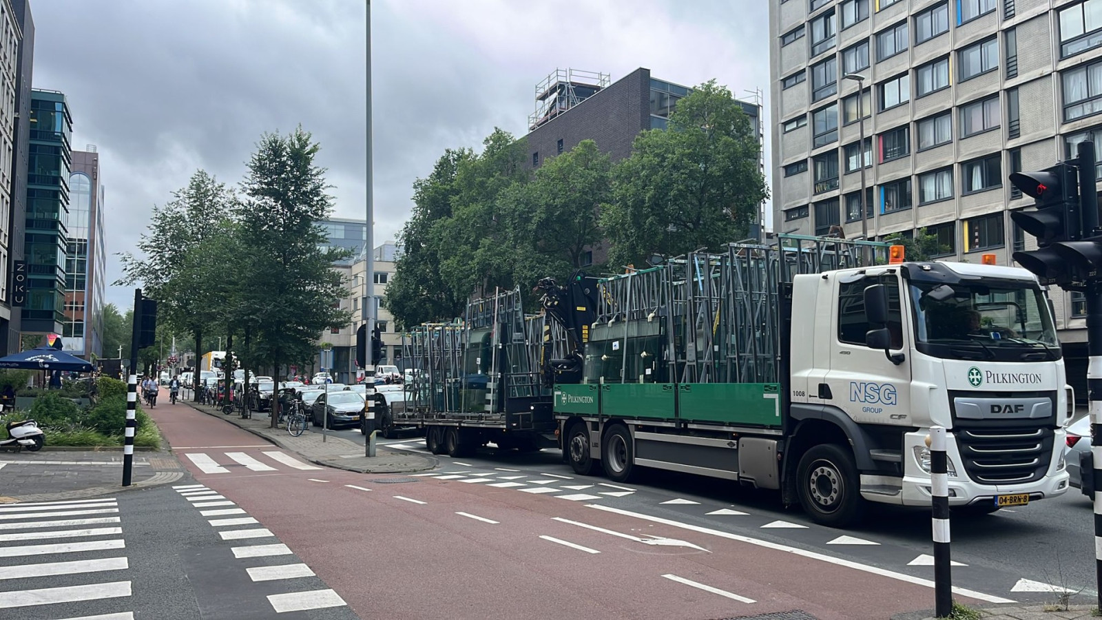 Lange file bij brug Weesperstraat