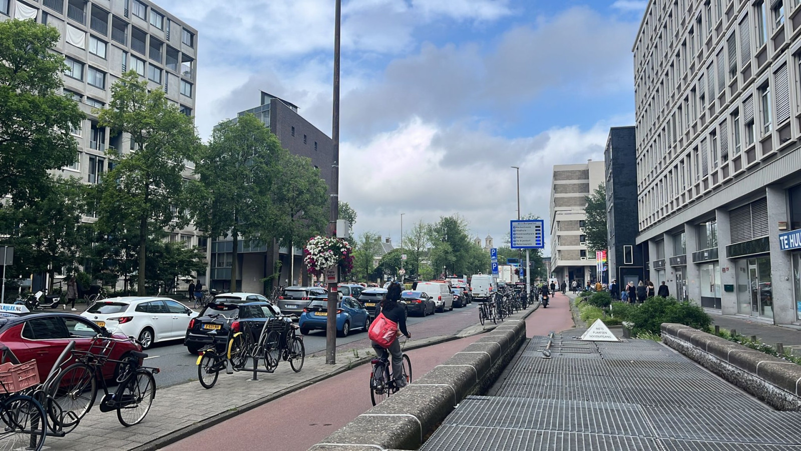 Lange file bij brug Weesperstraat