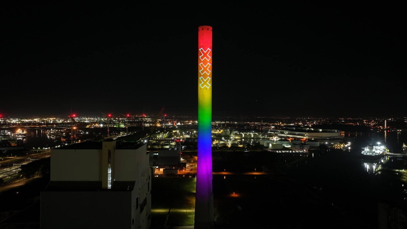 Schoorsteen voormalige kolencentrale in regenboogkleuren tijdens Pride