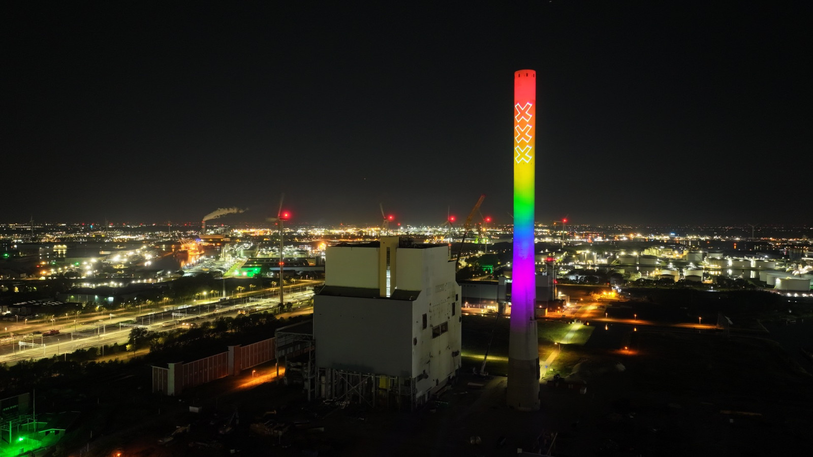 Schoorsteen voormalige kolencentrale in regenboogkleuren tijdens Pride