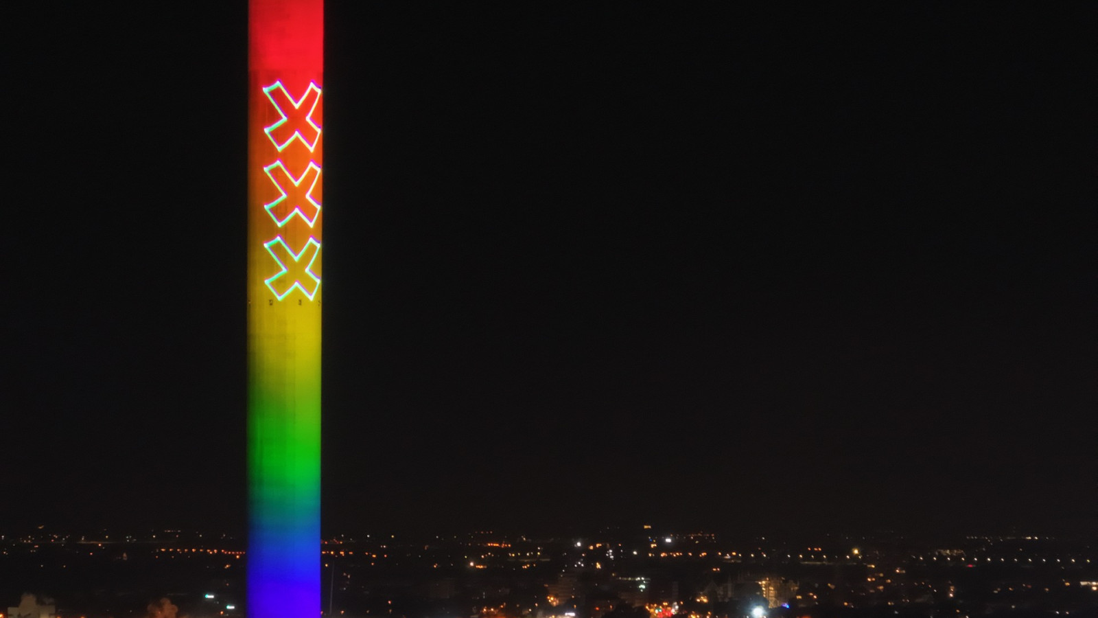 Schoorsteen voormalige kolencentrale in regenboogkleuren tijdens Pride