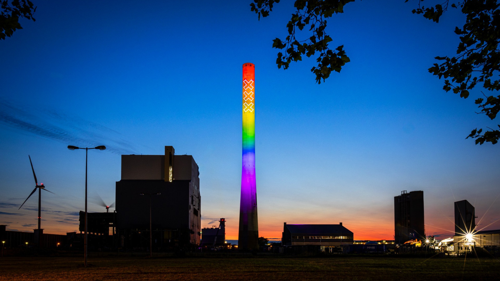 Schoorsteen voormalige kolencentrale in regenboogkleuren tijdens Pride