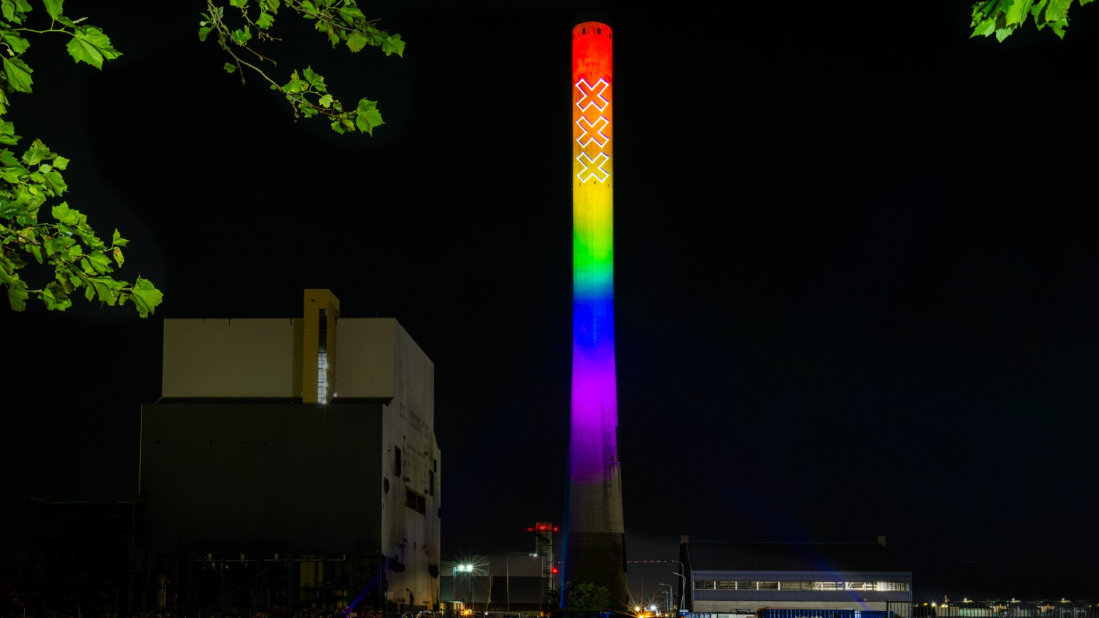 Schoorsteen voormalige kolencentrale in regenboogkleuren tijdens Pride