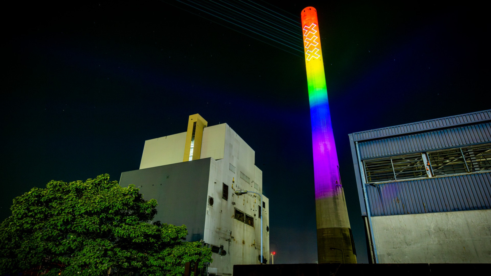 Schoorsteen voormalige kolencentrale in regenboogkleuren tijdens Pride