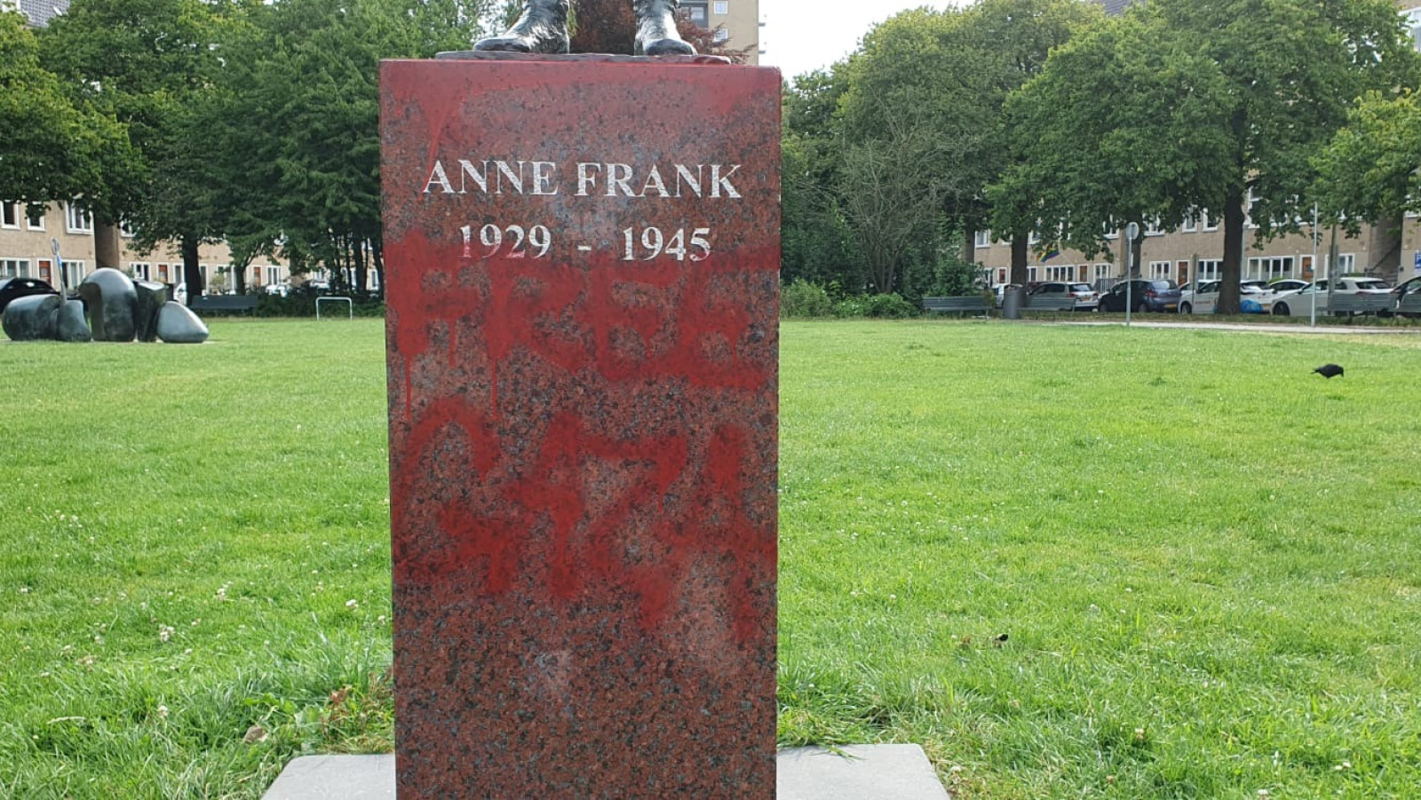 Beeld Anne Frank weer beklad