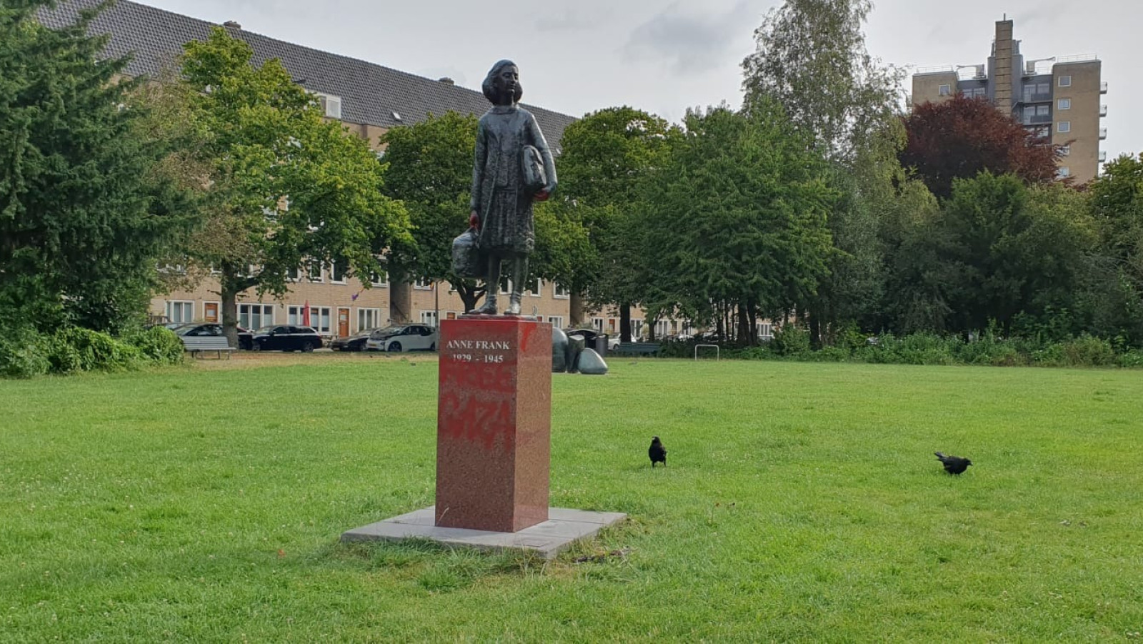 Beeld Anne Frank weer beklad