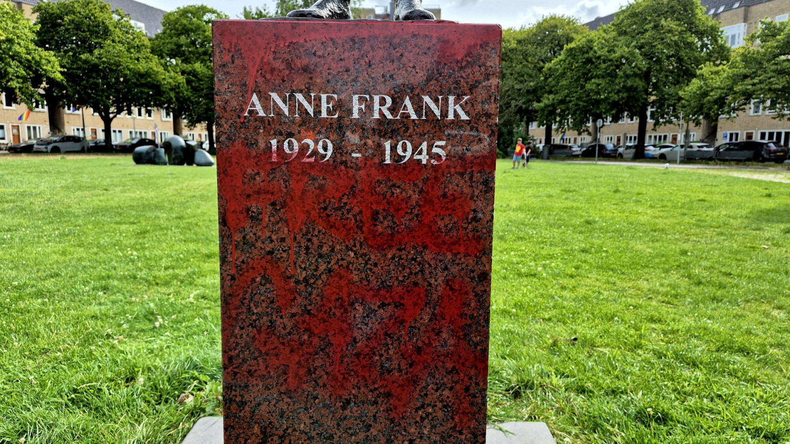 Beeld Anne Frank weer beklad