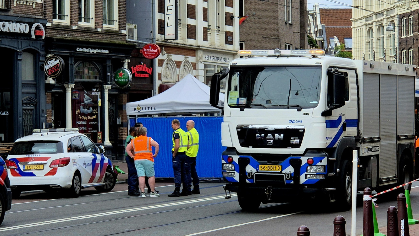 Persoon onder tram gekomen bij Martelaarsgracht