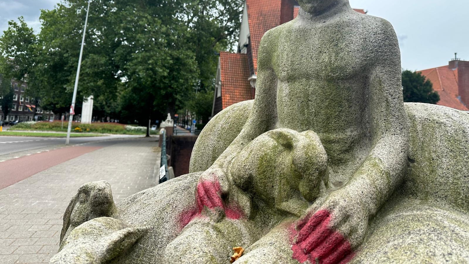 Beeld jongen met konijnen op Muzenplein