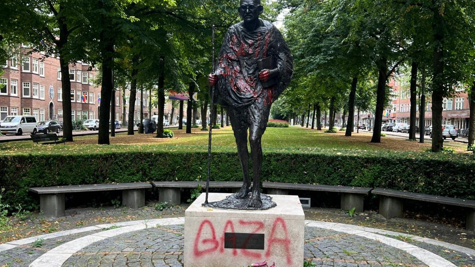 Beeld Mahatma Gandhi op de Churchillaan beklad