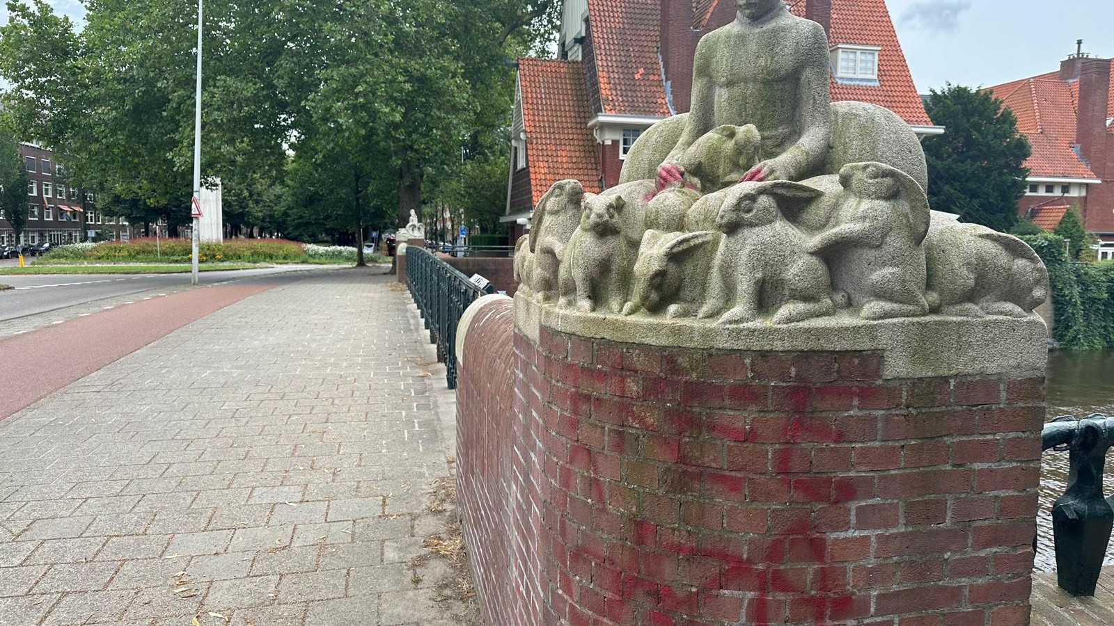 Beeld jongen met konijnen op Muzenplein