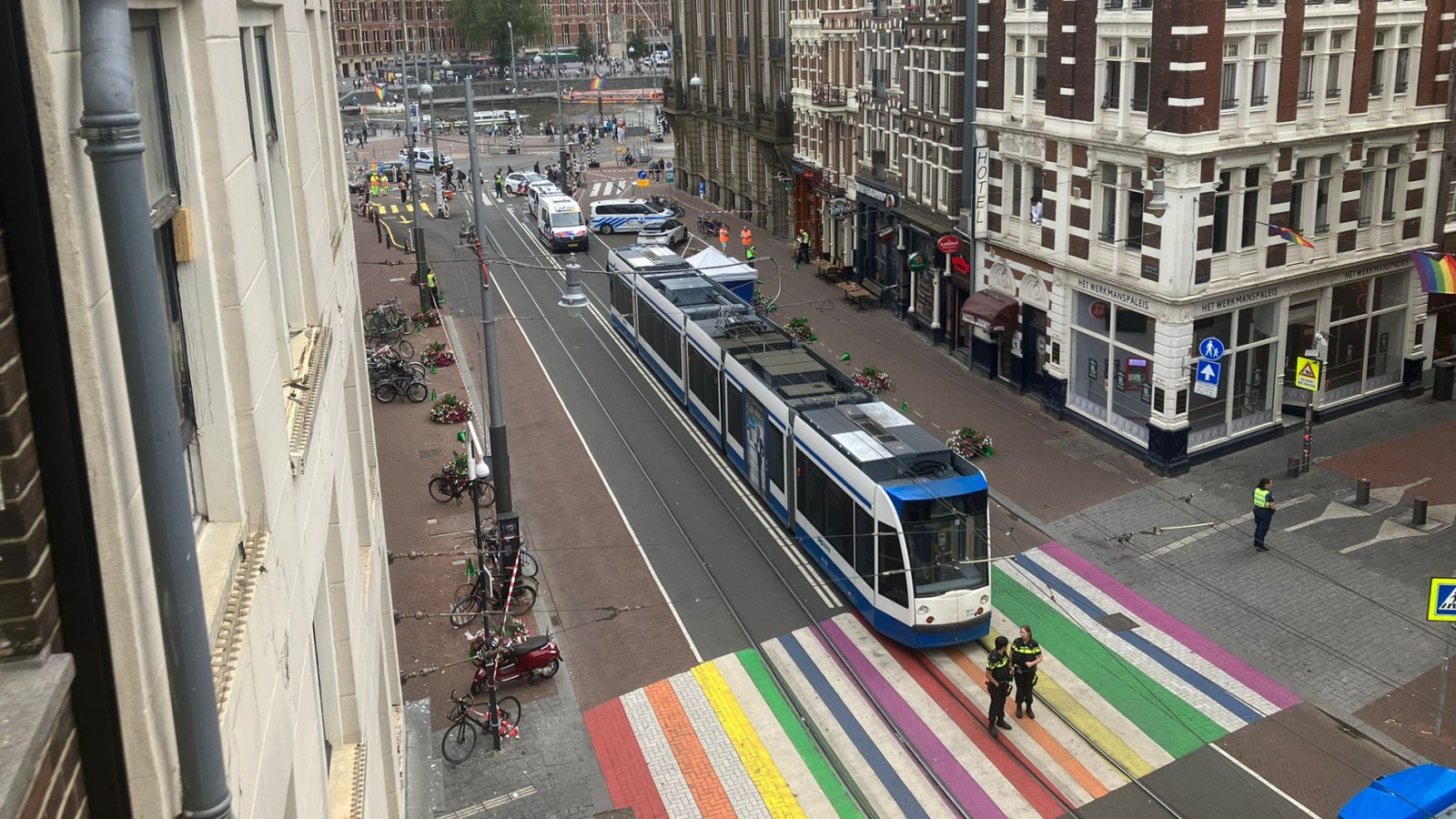 Persoon onder tram gekomen bij Martelaarsgracht