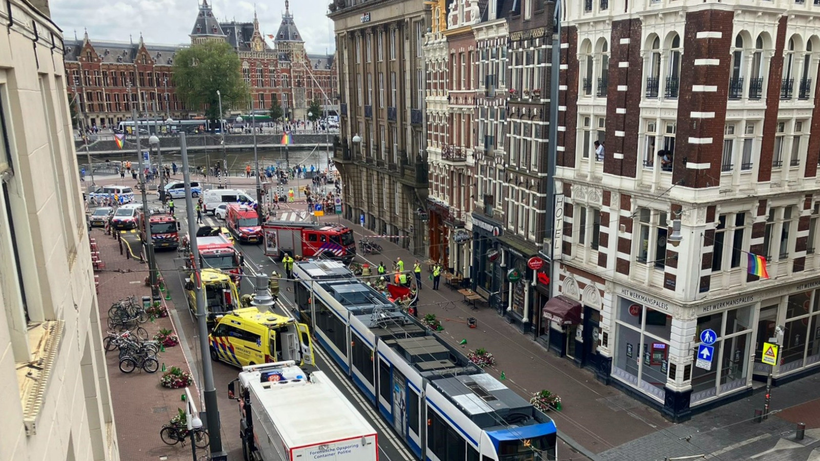 Persoon onder tram gekomen bij Martelaarsgracht