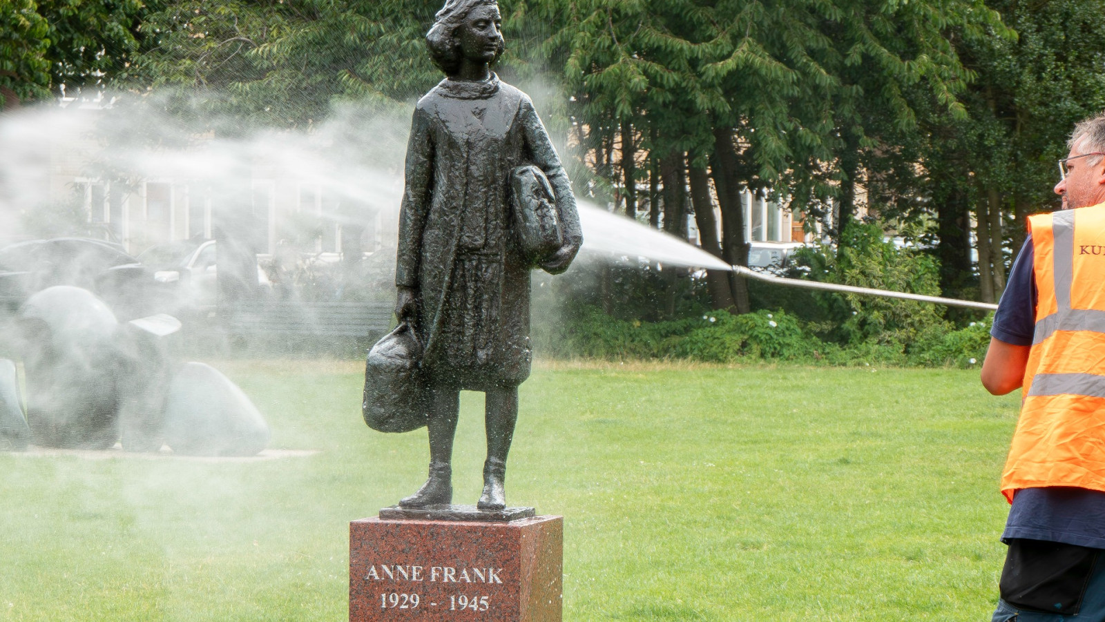 Beeld Anne Frank schoongemaakt