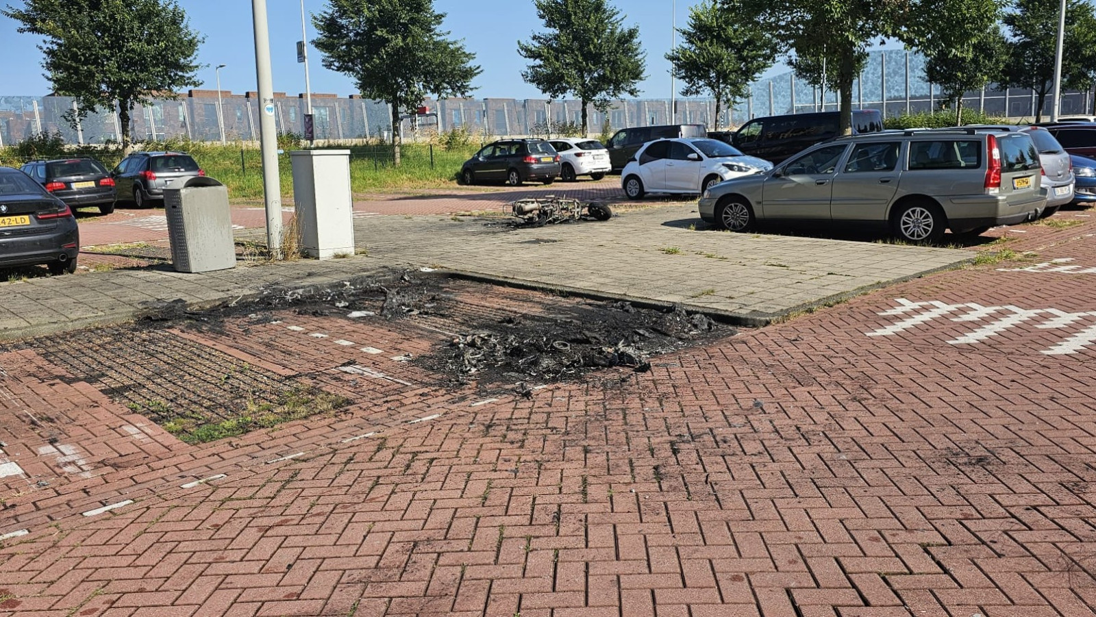 Brand op P+R in Noord