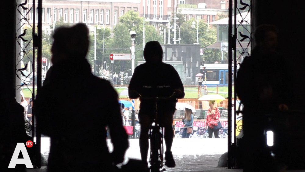 Cyclists union on shared spaces: “Amsterdam is going crazy, tourists decide where you can cycle”