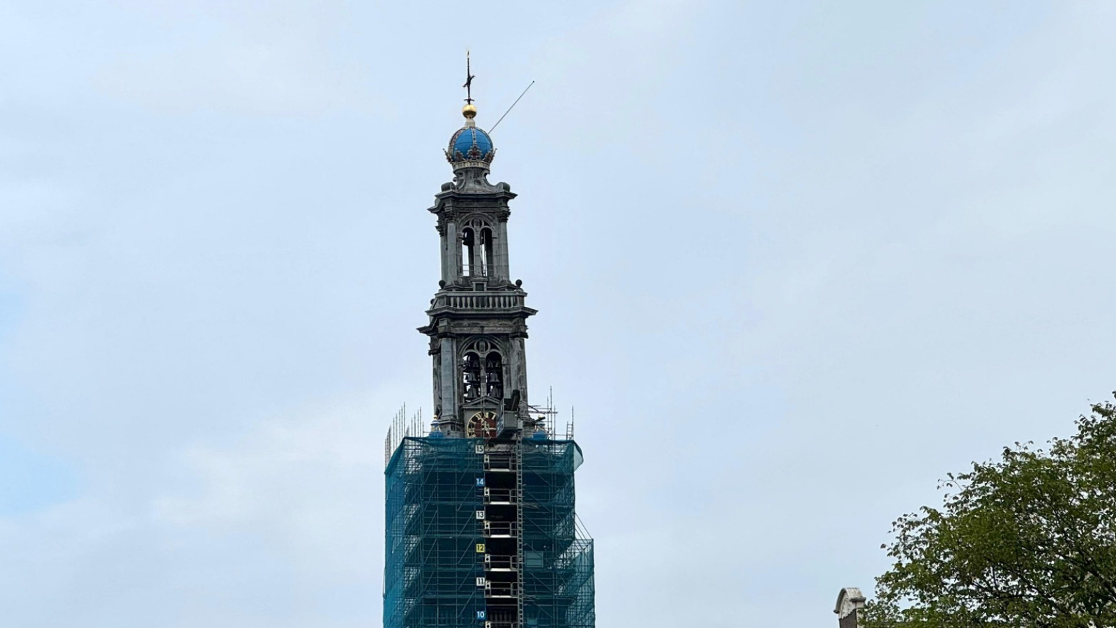 Westertoren weer een beetje zichtbaar