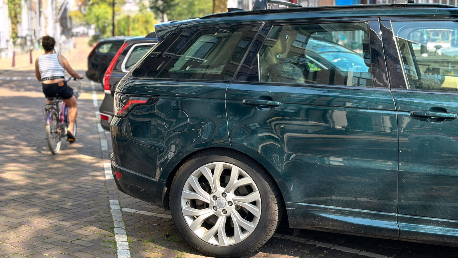 Aan de overkant nog wel parkeerplekken