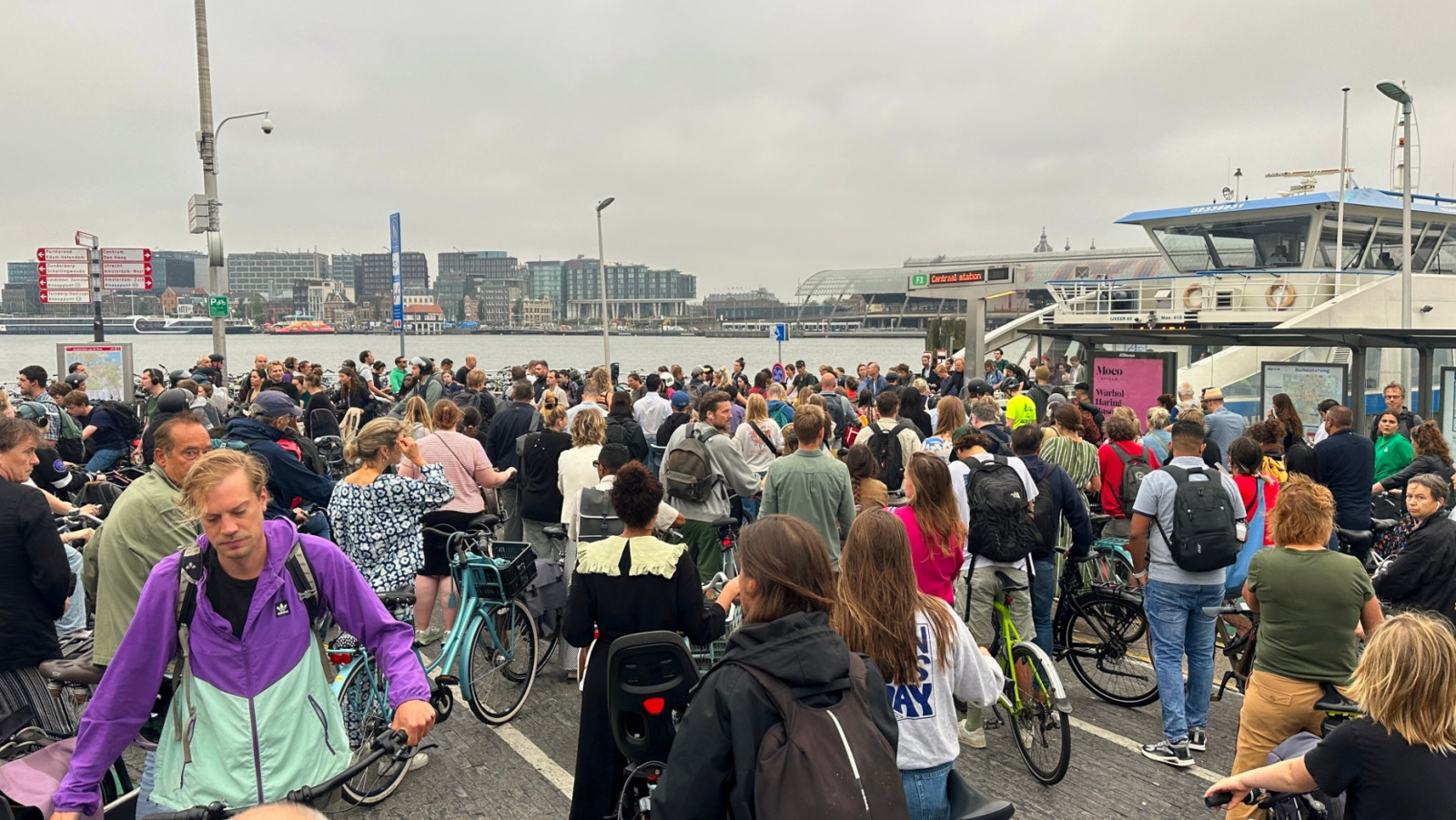 Drukte bij pont Buiksloterweg